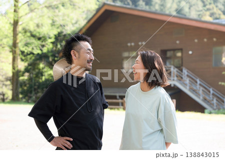 笑顔の夫婦が別荘やキャンプやアウトドア、地方移住などのイメージで見つめ合う笑顔 笑顔の夫婦が別荘やキャンプやアウトドア、地方移住などのイメージで見つめ合う笑顔 138843015