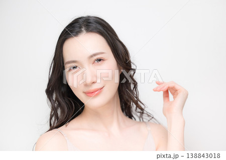 ロングヘアの大人の綺麗なデコルテや首の女性の透明感のある女性の美肌ポートレートナチュラルメイク美容 ロングヘアの大人の綺麗なデコルテや首の女性の透明感のある女性の美肌ポートレートナチュラルメイク美容 138843018