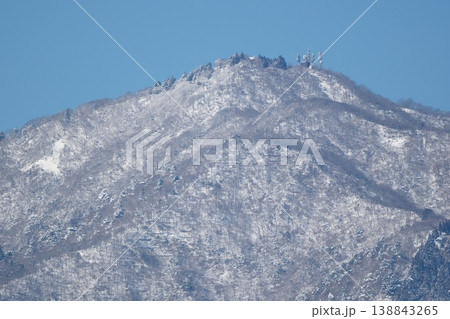 雪を頂いた大山（おおやま）、厚木市から見る山の風景 138843265