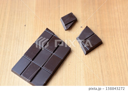 70%カカオの板チョコレート 高カカオチョコレート 70%カカオの板チョコレート 高カカオチョコレート 138843272