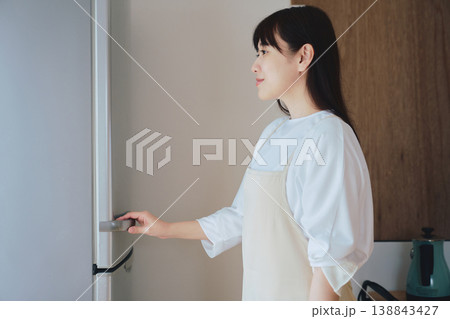冷蔵庫を開けて中身を確認する女性 日常生活や食事準備のシーン 138843427