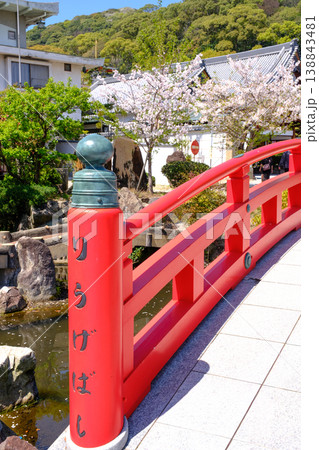 桜満開の神戸・須磨寺の龍華橋 138843481