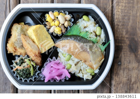 テイクアウトのタンパク質たっぷりヘルシーな和食弁当 テイクアウトのタンパク質たっぷりヘルシーな和食弁当 138843611