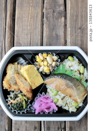 テイクアウトのタンパク質たっぷりヘルシーな和食弁当 138843613