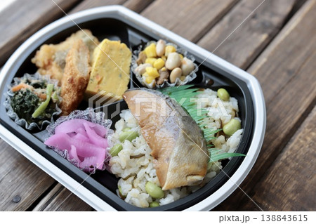 テイクアウトのタンパク質たっぷりヘルシーな和食弁当 138843615