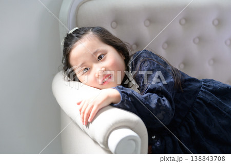ソファにもたれてリラックスする日本人の女の子 ソファにもたれてリラックスする日本人の女の子 138843708