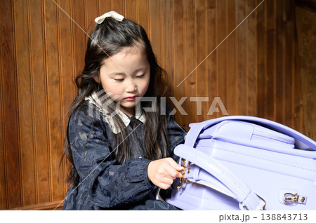 ランドセルを開ける日本人の女の子 138843713
