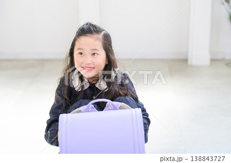 ランドセルの後ろに座る笑顔の日本人の女の子 ランドセルの後ろに座る笑顔の日本人の女の子 138843727