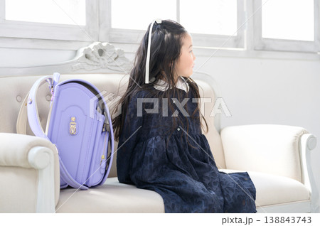 ランドセルとソファに座る日本人の女の子 ランドセルとソファに座る日本人の女の子 138843743
