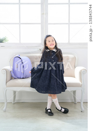 ソファの前でスカートを広げる日本人の女の子 138843744