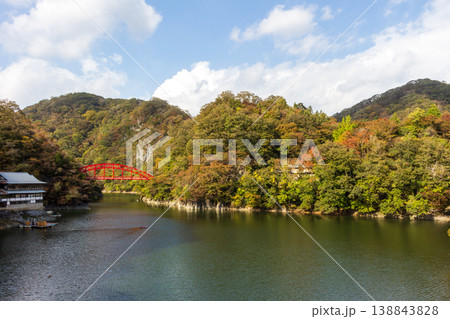 広島県・帝釈峡 神龍湖の紅葉と赤い橋|秋の絶景・日本の観光名所 広島県・帝釈峡 神龍湖の紅葉と赤い橋|秋の絶景・日本の観光名所 138843828