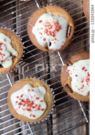 ケーキクーラーに並べた作りたてのイチゴチョコマフィン ケーキクーラーに並べた作りたてのイチゴチョコマフィン 138843864