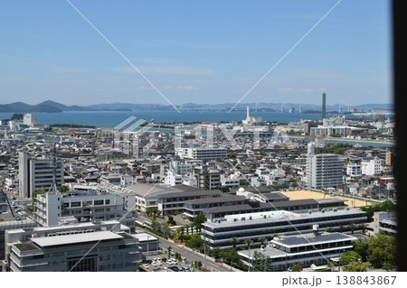丸亀市の市街地と瀬戸内海に架かる瀬戸大橋の眺望 138843867