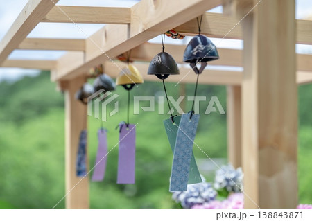 紫陽花と風鈴が涼しげな日本の夏の風景 紫陽花と風鈴が涼しげな日本の夏の風景 138843871