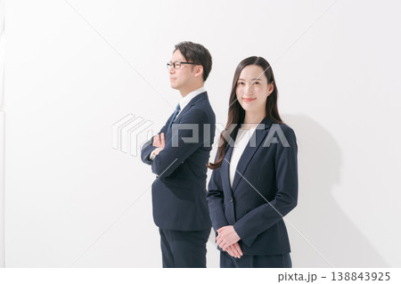若い2人のビジネスパーソン 138843925