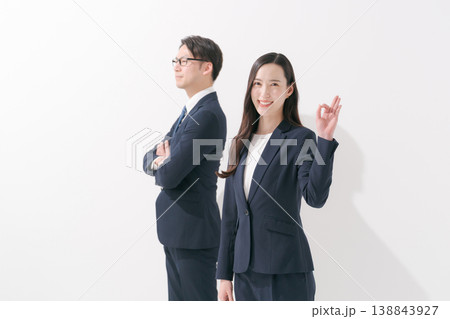 若い2人のビジネスパーソン 138843927
