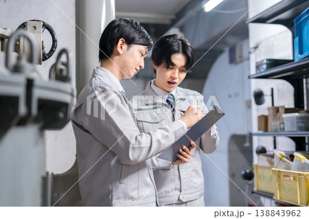設備点検をする作業員のビジネスマン 設備点検をする作業員のビジネスマン 138843962