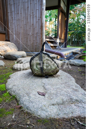 京都の寺院の庭に置かれた関守石 京都の寺院の庭に置かれた関守石 138844039