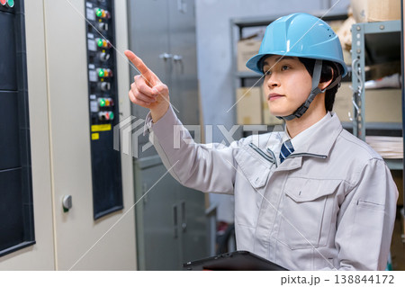 設備点検をする作業員の男性 138844172