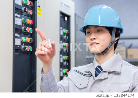 設備点検をする作業員の男性 138844174