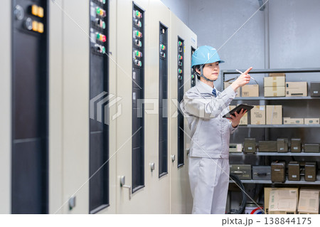 設備点検をする作業員の男性 138844175