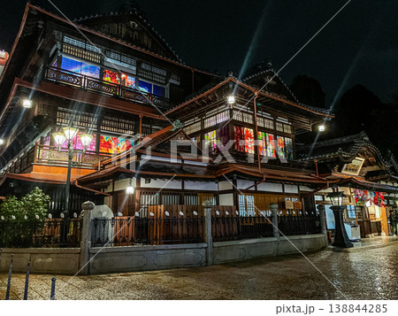 ライトアップされた夜の道後温泉本館 138844285