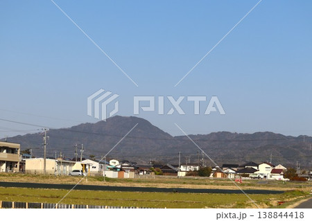 耕作の準備が始まった盆地の初春風景 耕作の準備が始まった盆地の初春風景 138844418