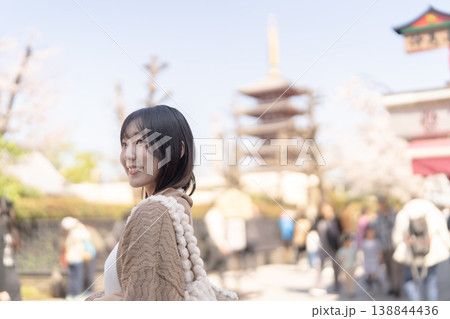下町観光を楽しむ若い女性 浅草を歩く休日 下町観光を楽しむ若い女性 浅草を歩く休日 138844436