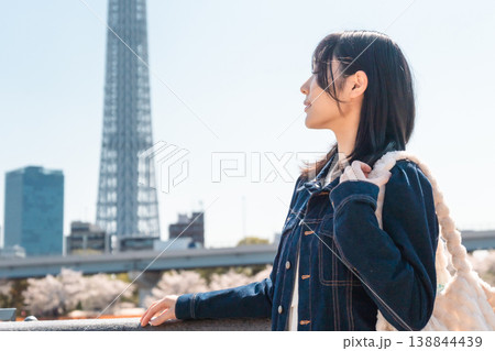 隅田川沿いから東京スカイツリーを背景に微笑む女性 観光 旅行 隅田川沿いから東京スカイツリーを背景に微笑む女性 観光 旅行 138844439