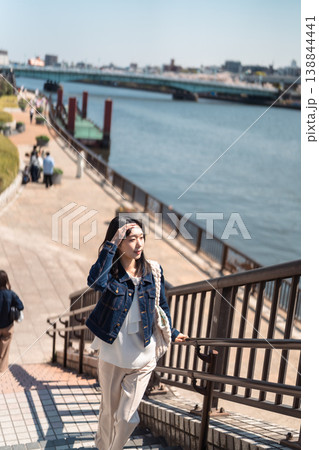 浅草観光をする女性　春の東京観光 ポートレート 138844441