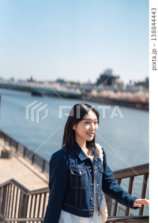 浅草観光をする女性 春の東京観光 ポートレート 浅草観光をする女性 春の東京観光 ポートレート 138844443
