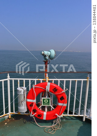 セントレア沖を航行するの伊勢湾フェリーのデッキ風景 セントレア沖を航行するの伊勢湾フェリーのデッキ風景 138844481