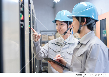 設備点検をする作業員のビジネスマン 138844486
