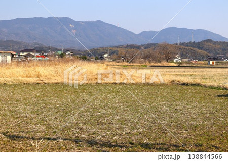 耕作の準備が始まった盆地の初春風景 耕作の準備が始まった盆地の初春風景 138844566