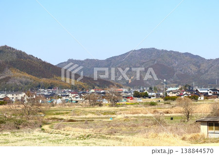 耕作の準備が始まった盆地の初春風景 耕作の準備が始まった盆地の初春風景 138844570