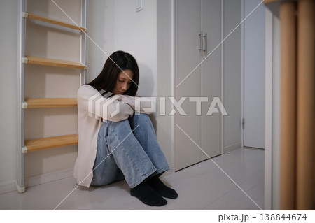 落ち込む女性 138844674