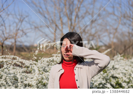 花粉症で目をこする女性 花粉症で目をこする女性 138844682