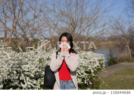 花粉症で鼻をかむ女性 花粉症で鼻をかむ女性 138844686