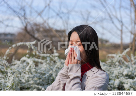 花粉症で鼻をかむ女性 138844687