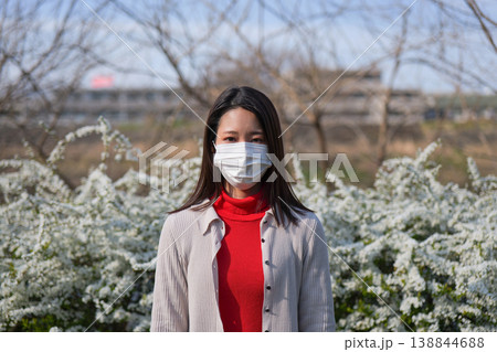 花粉症に悩む女性のポートレート 138844688