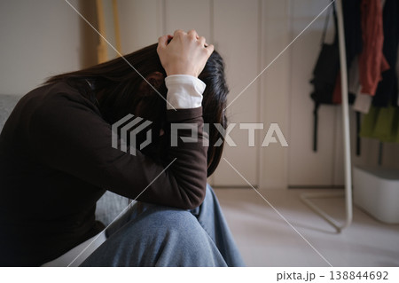 落ち込む女性 138844692