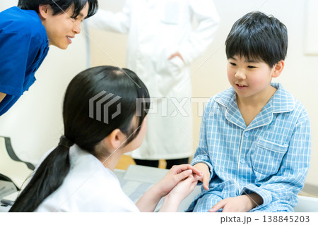 CT検査を受ける患者さんと医療関係者 CT検査を受ける患者さんと医療関係者 138845203
