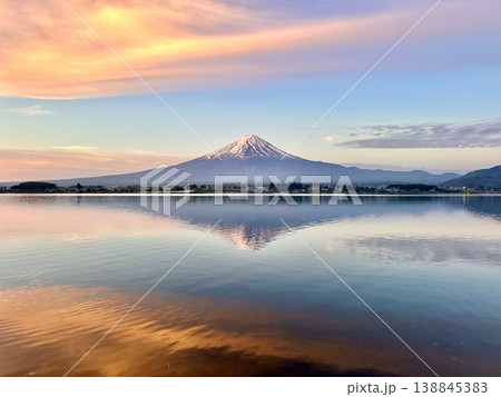 河口湖から見る富士山と朝日に染まる雲 138845383
