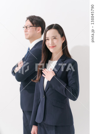 胸に手を当てるビジネスウーマンとビジネスマン 138845790