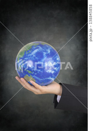 手のひらにのった地球 手のひらにのった地球 138845858