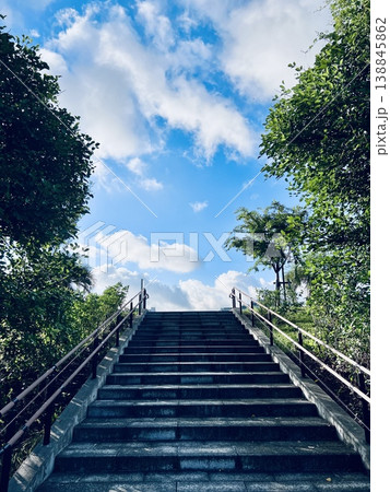 階段と青空｜緑に囲まれた上へ続く道の風景 138845862
