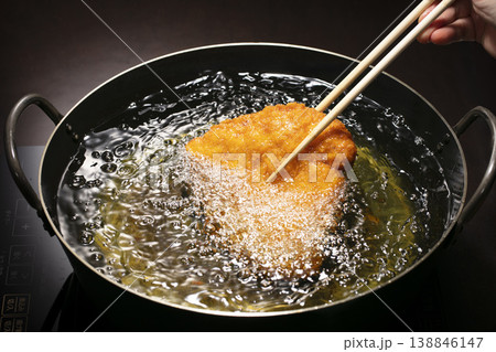 チキンカツを揚げる 箸で持ち上げる チキンカツを揚げる 箸で持ち上げる 138846147