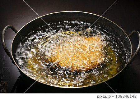 チキンカツを揚げる　ムネ肉 138846148