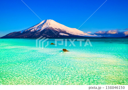 沖縄の美しいサンゴ礁の海と富士山合成 沖縄の美しいサンゴ礁の海と富士山合成 138846150