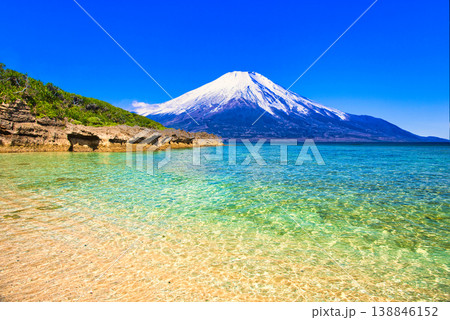 沖縄の美しいサンゴ礁の海と富士山合成 沖縄の美しいサンゴ礁の海と富士山合成 138846152
